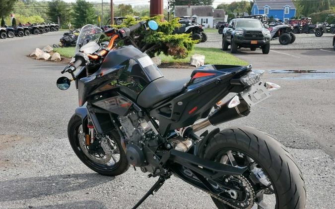 2022 KTM Duke 890 R