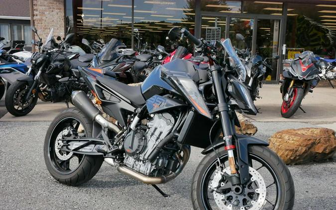 2022 KTM Duke 890 R