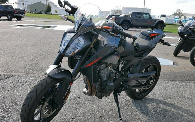 2022 KTM Duke 890 R