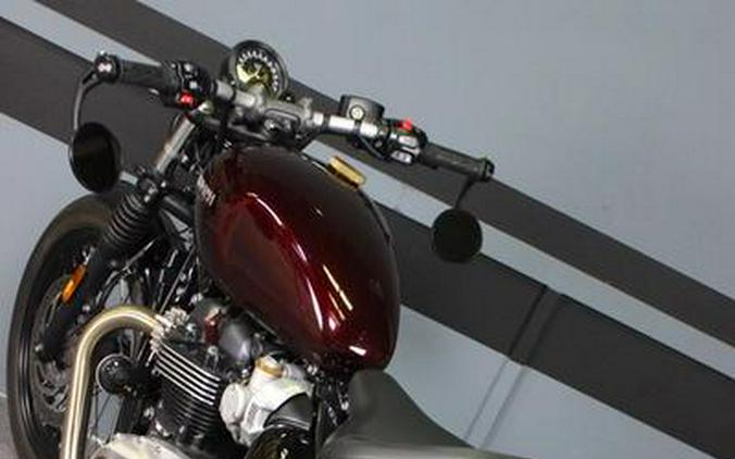 2018 Triumph Bonneville Bobber Cranberry Red / Frozen Silver