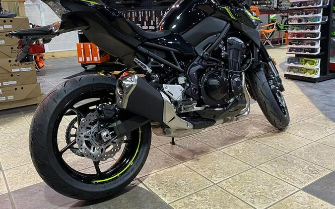 2024 Kawasaki Z900 ABS Metallic Spark Black/Metallic Matte Dark Gray