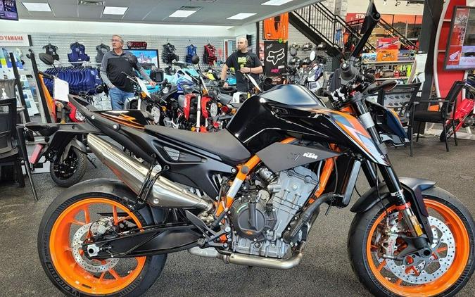 2023 KTM 890 Duke R