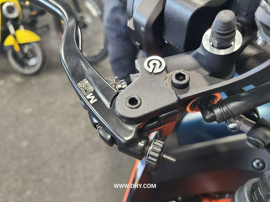 2023 KTM 890 Duke R