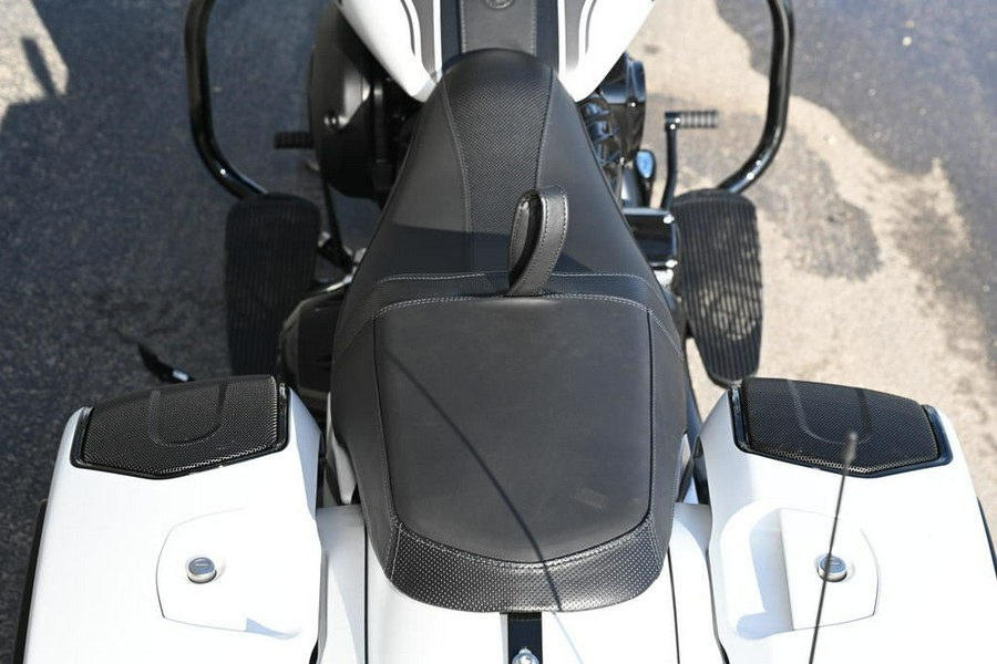 2024 Indian Motorcycle® Chieftain® Dark Horse® w/Powerband Audio Pkg Ghost White Metallic Smoke wit