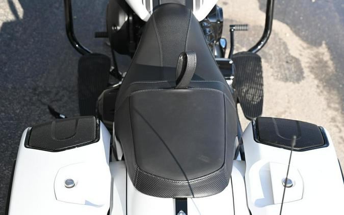 2024 Indian Motorcycle® Chieftain® Dark Horse® w/Powerband Audio Pkg Ghost White Metallic Smoke wit