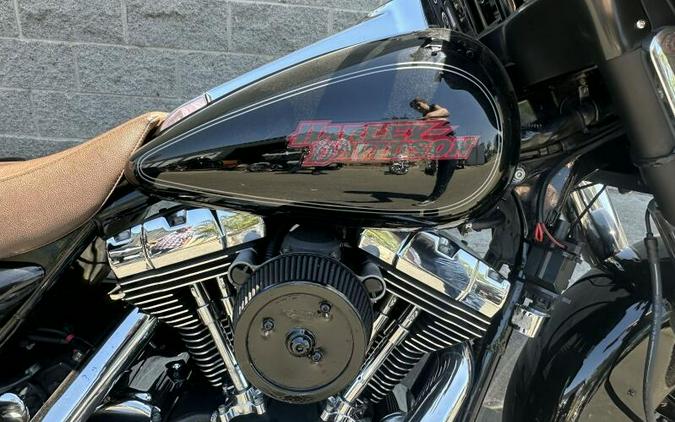 2005 Harley-Davidson® Road King® Custom BLACK PEARL