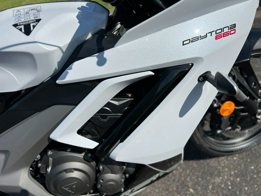 2025 Triumph Daytona 660 Snowdonia White/Sapphire Black 660