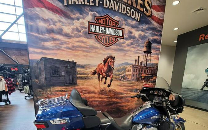 2017 Harley-Davidson® Tri Glide® Ultra Superior Blue FLHTCUTG