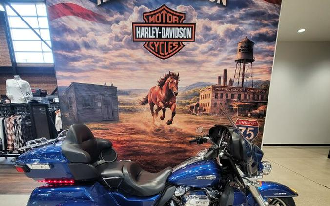 2017 Harley-Davidson® Tri Glide® Ultra Superior Blue FLHTCUTG