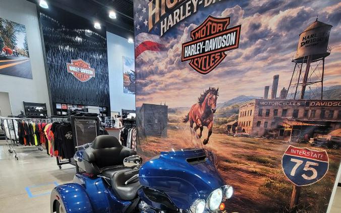 2017 Harley-Davidson® Tri Glide® Ultra Superior Blue FLHTCUTG