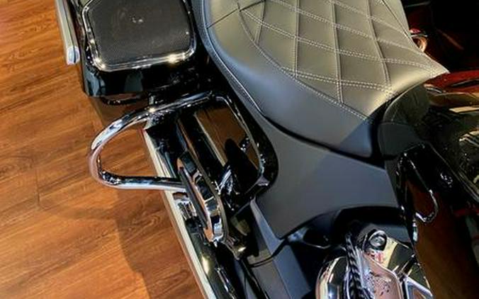 2024 Indian Motorcycle® Pursuit® Limited® with PowerBand Audio Package Black Metallic