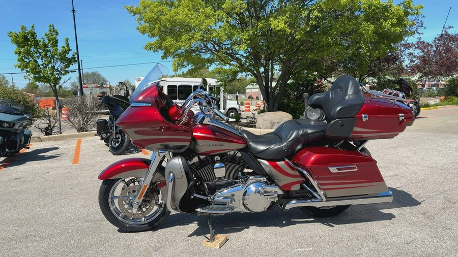 2016 Harley-Davidson® CVO™ Road Glide® Ultra Ruby Red/Palladium Silver
