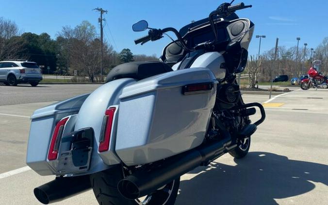 2024 Harley-Davidson Road Glide® Atlas Silver Metallic - Black Finish