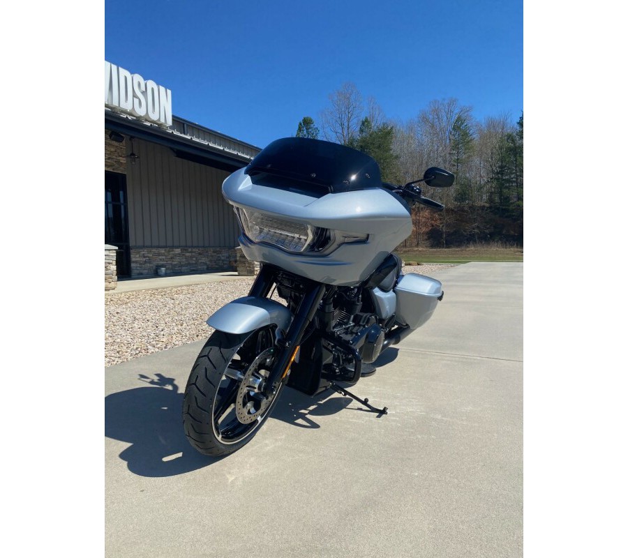 2024 Harley-Davidson Road Glide® Atlas Silver Metallic - Black Finish