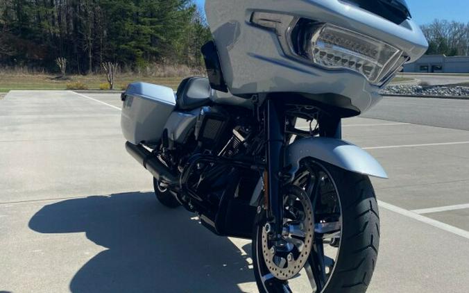 2024 Harley-Davidson Road Glide® Atlas Silver Metallic - Black Finish