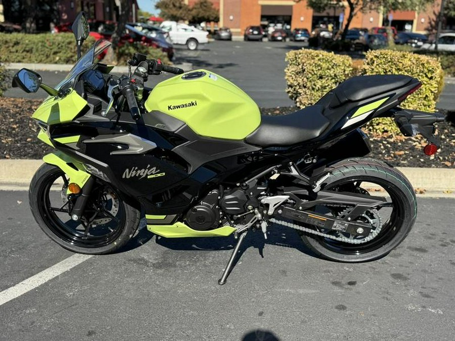 2026 Kawasaki Ninja® 500 ABS Metallic Yellowish Green/Ebony