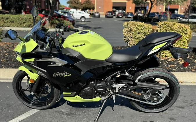2026 Kawasaki Ninja® 500 ABS Metallic Yellowish Green/Ebony