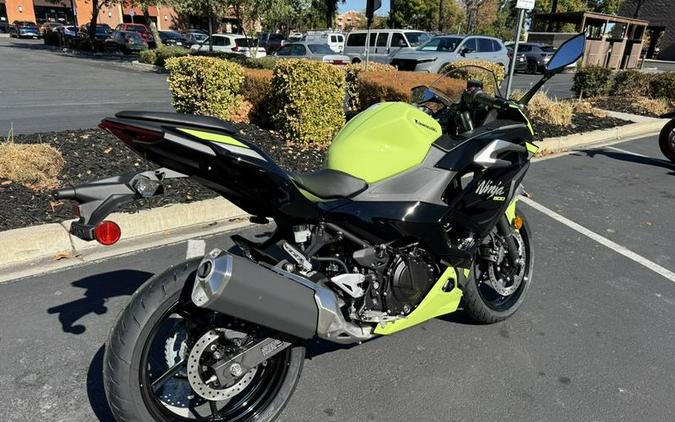 2026 Kawasaki Ninja® 500 ABS Metallic Yellowish Green/Ebony