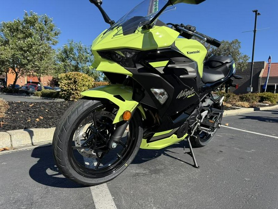 2026 Kawasaki Ninja® 500 ABS Metallic Yellowish Green/Ebony