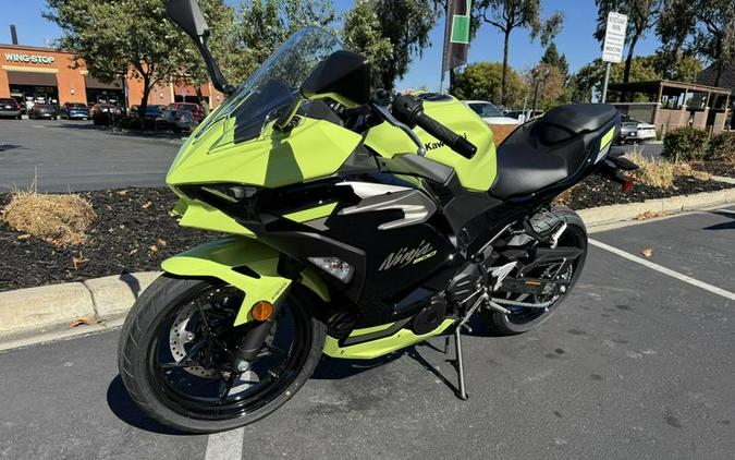 2026 Kawasaki Ninja® 500 ABS Metallic Yellowish Green/Ebony