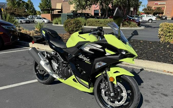 2026 Kawasaki Ninja® 500 ABS Metallic Yellowish Green/Ebony