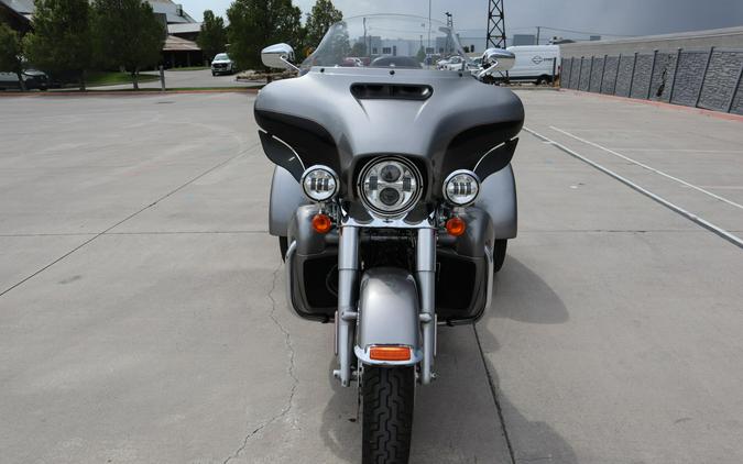 2017 Harley-Davidson Tri Glide Ultra Two-Tone Billet Silver/Vivid Black