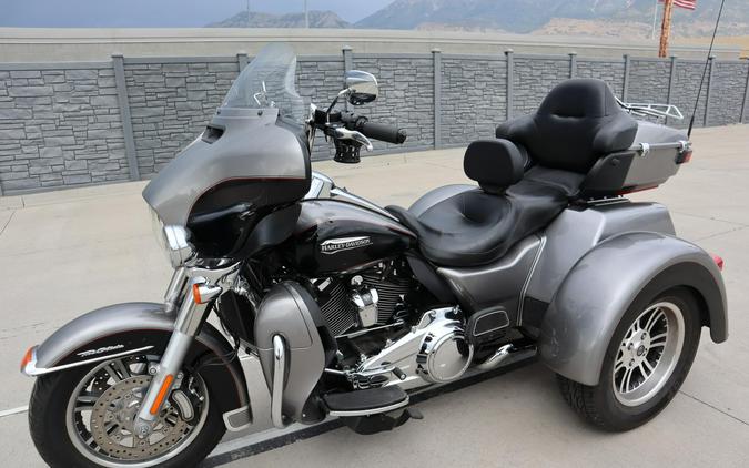 2017 Harley-Davidson Tri Glide Ultra Two-Tone Billet Silver/Vivid Black