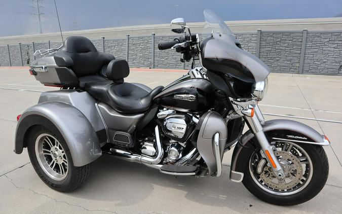 2017 Harley-Davidson Tri Glide Ultra Two-Tone Billet Silver/Vivid Black