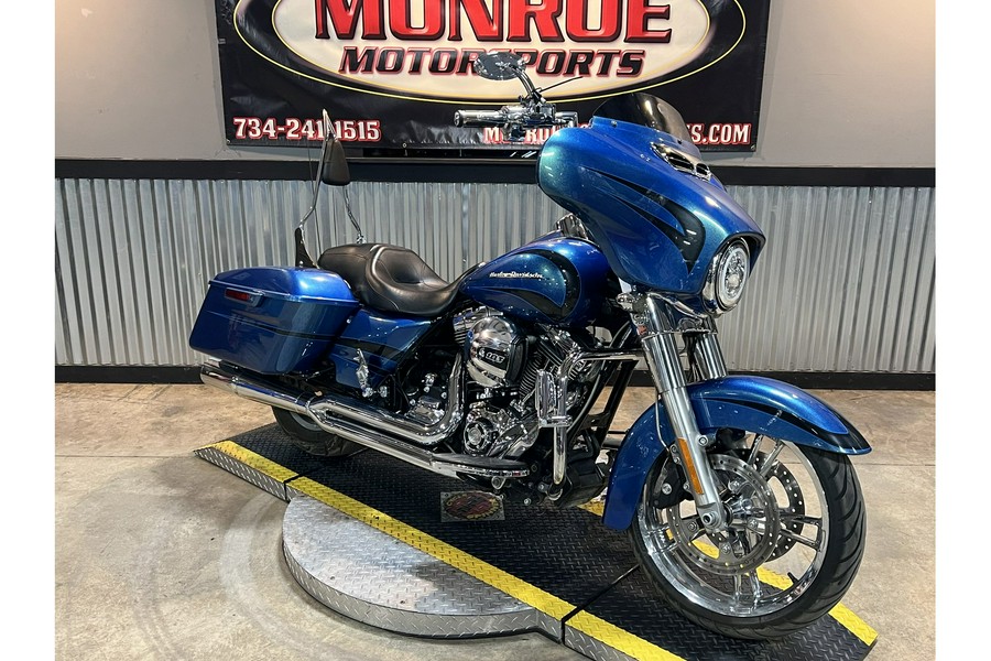 2014 Harley-Davidson® FLHX