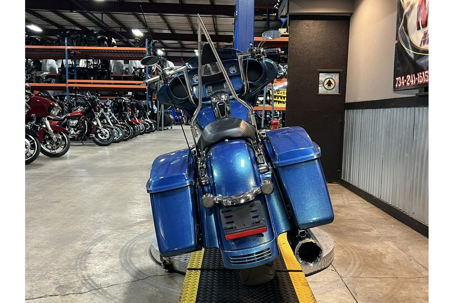 2014 Harley-Davidson® FLHX