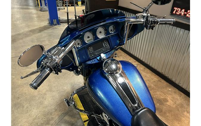 2014 Harley-Davidson® FLHX