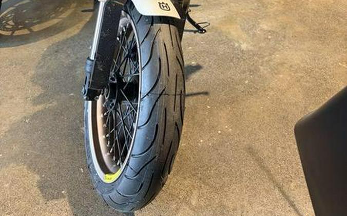 2018 Husqvarna® White Arrow 401