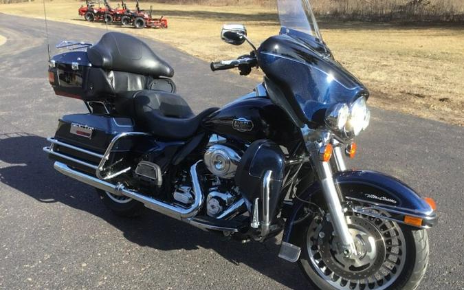 2013 Harley-Davidson® Ultra Classic® Electra Glide® BIG BLUE/V BLK W/ PINSTRIPE