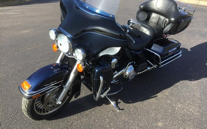 2013 Harley-Davidson® Ultra Classic® Electra Glide® BIG BLUE/V BLK W/ PINSTRIPE