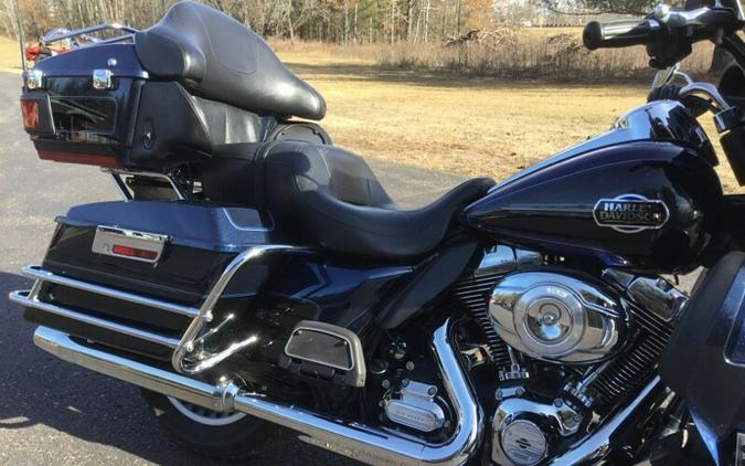 2013 Harley-Davidson® Ultra Classic® Electra Glide® BIG BLUE/V BLK W/ PINSTRIPE