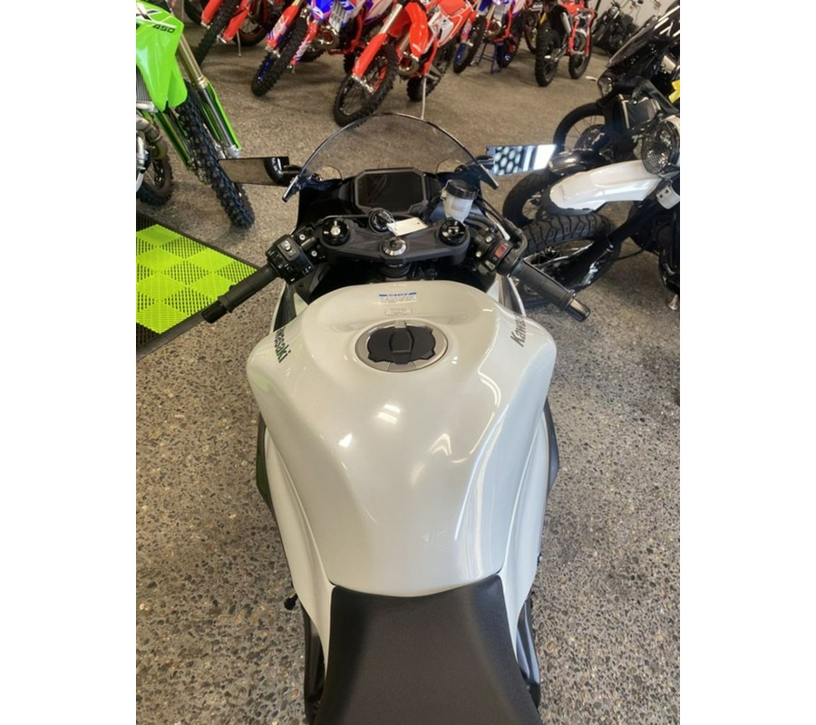 2024 Kawasaki Ninja® ZX™-6R Base