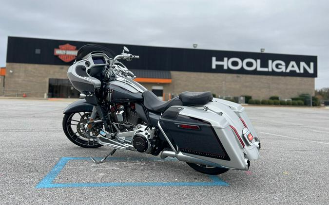 2019 Harley-Davidson® CVO™ Road Glide® LNGSLVR/CHRDSTL W/PINSTRIPE