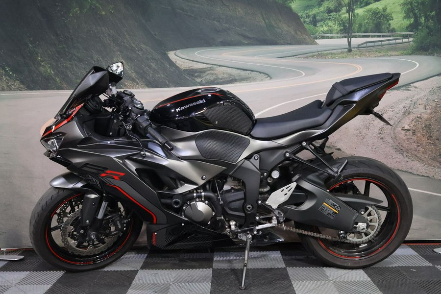 2023 Kawasaki Ninja® ZX™-6R Metallic Matte Graphenesteel Gray/Diablo Black