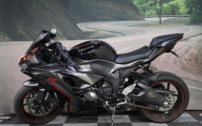 2023 Kawasaki Ninja® ZX™-6R Metallic Matte Graphenesteel Gray/Diablo Black