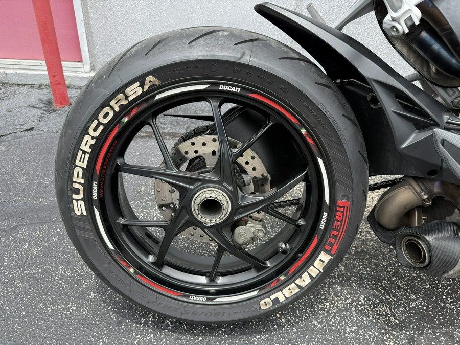 2023 Ducati Streetfighter V2 Ducati Red - 06220P