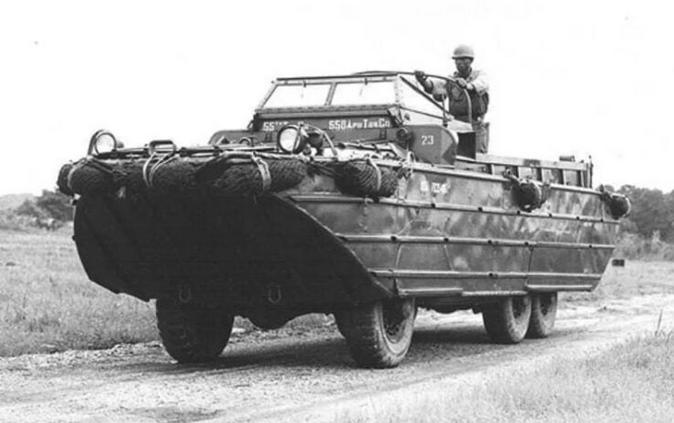 Amphibious Camper Project? A WW2-Era DUKW 6×6 Amphibian