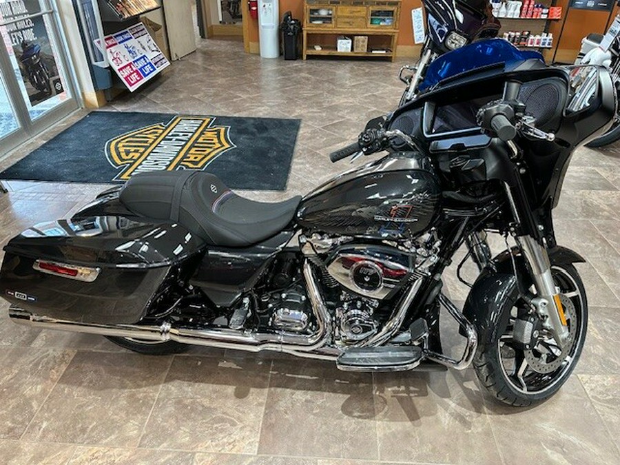 2026 Harley-Davidson® Street Glide® Midnight Ember Chrome Trim