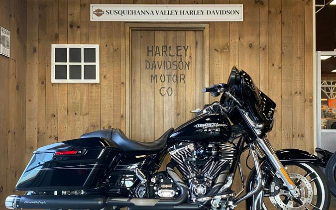 2023 Harley-Davidson® CVO™ Street Glide® Dark Platinum w/ Pinstripe