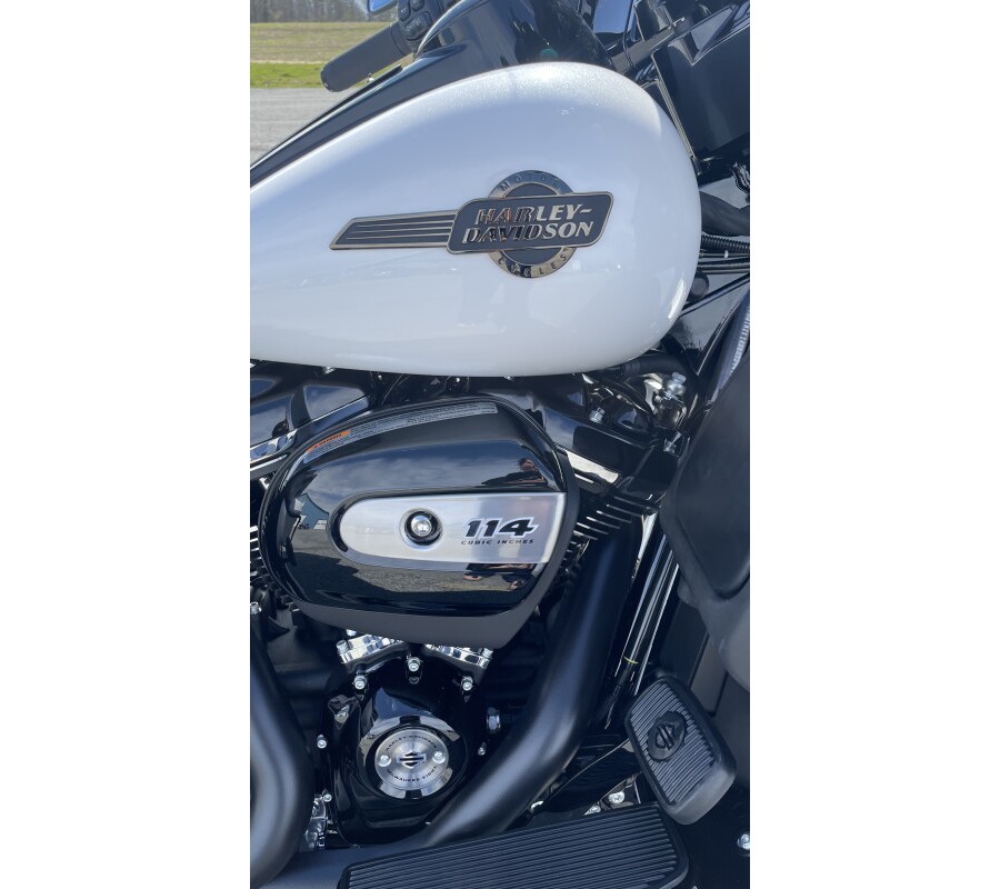 2024 Harley-Davidson Ultra Limited White Onyx Pearl - Black Finish