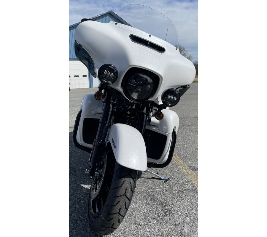 2024 Harley-Davidson Ultra Limited White Onyx Pearl - Black Finish