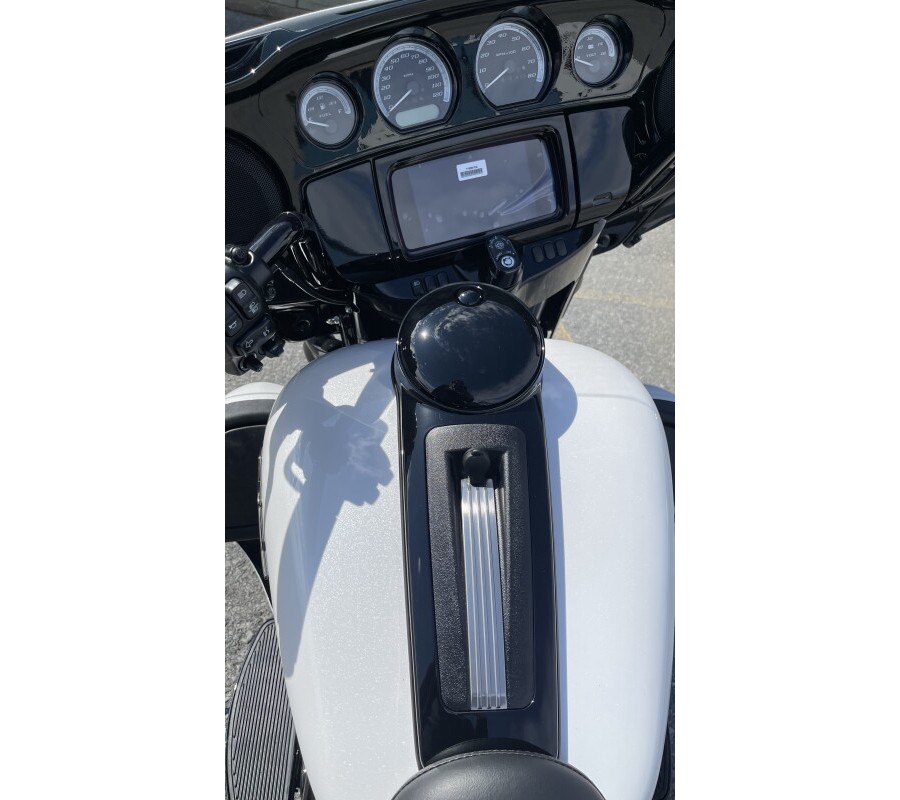 2024 Harley-Davidson Ultra Limited White Onyx Pearl - Black Finish