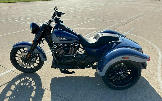 2023 Harley-Davidson Freewheeler Billiard Blue/Billiard Gray – Black Finish