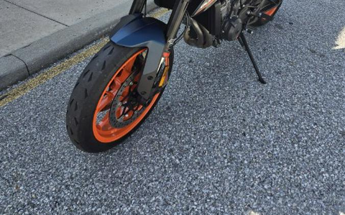 2022 KTM 890 Duke R