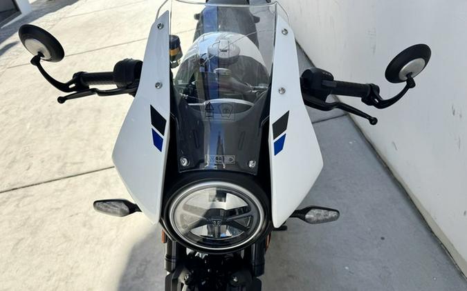 2026 Triumph Thruxton 400 Pearl Metallic White Storm Grey