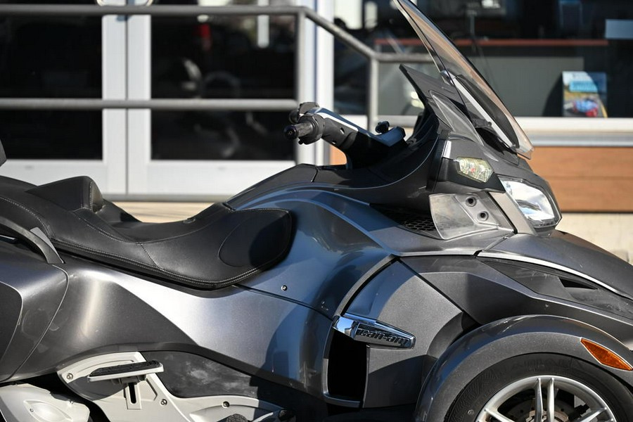 2012 Can-Am® Spyder® RT Audio & Convenience SE5